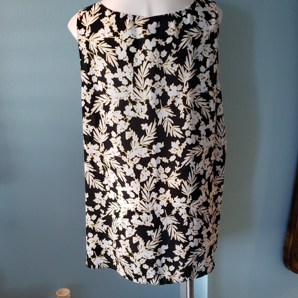 Sleeveless Top With Zip Detail Black and White Floral - Picture 2 of 6